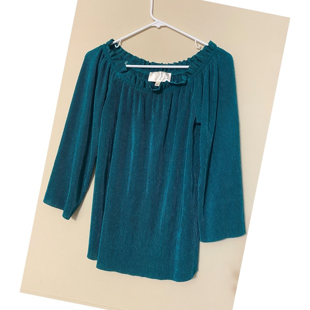J.O.A Los Angeles Off Shoulder Top Blouse Green Pleated Fabric - Picture 2 of 4
